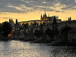 Karlsbrücke und Prager Burg im Hintergrund